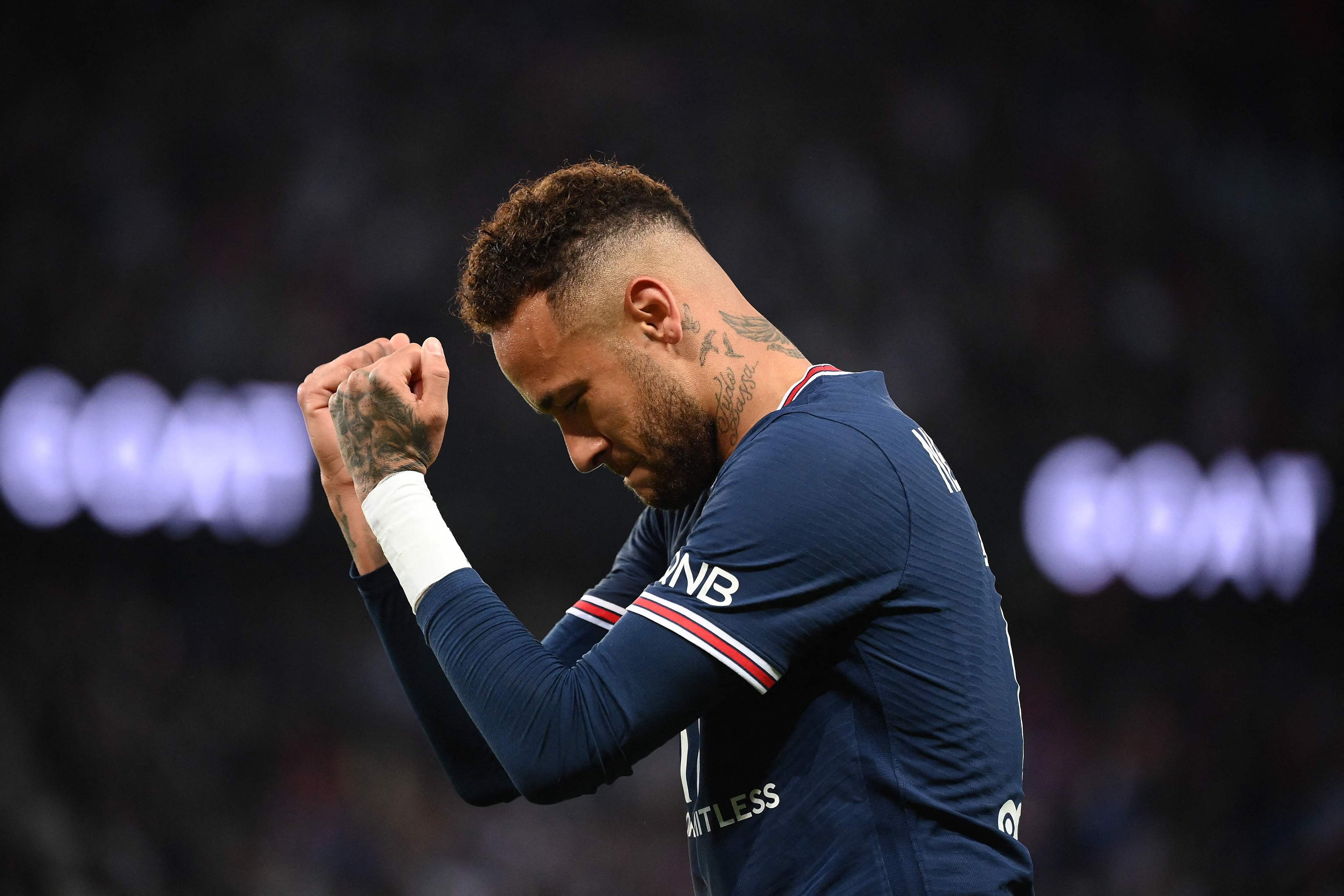 包含转会期突围战来临，巴黎圣日耳曼围绕葡超内部沟通，悬念犹存，年轻球员得到机会的词条