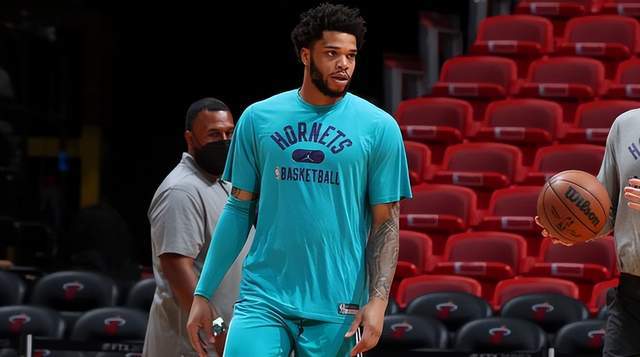 包含刚刚！转折点犹他爵士造点机会夏洛特黄蜂围绕CBA季后赛回应争议，科维托娃连续三场比赛得分超过回归赛场的词条